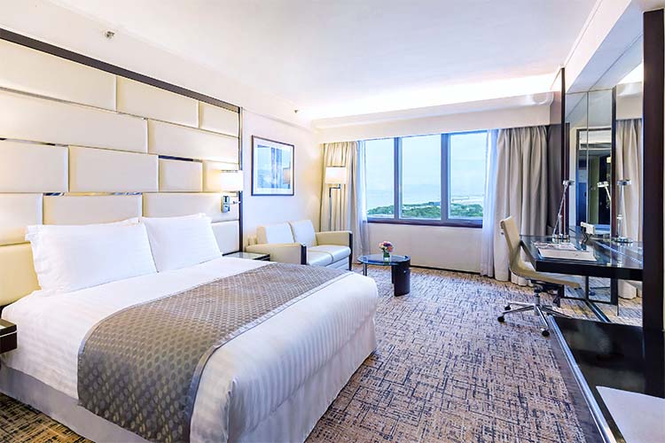 Not too much ceiling_Executive Club Deluxe Room