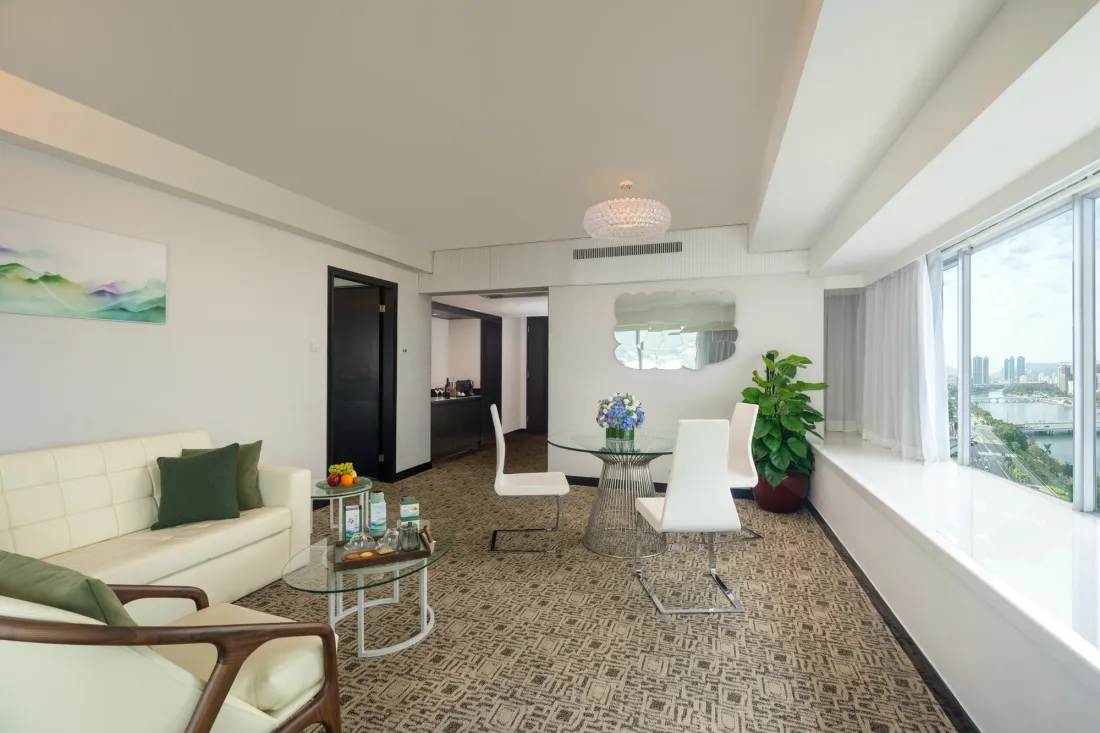  Deluxe-Suite-sitting-room1.jpg 
