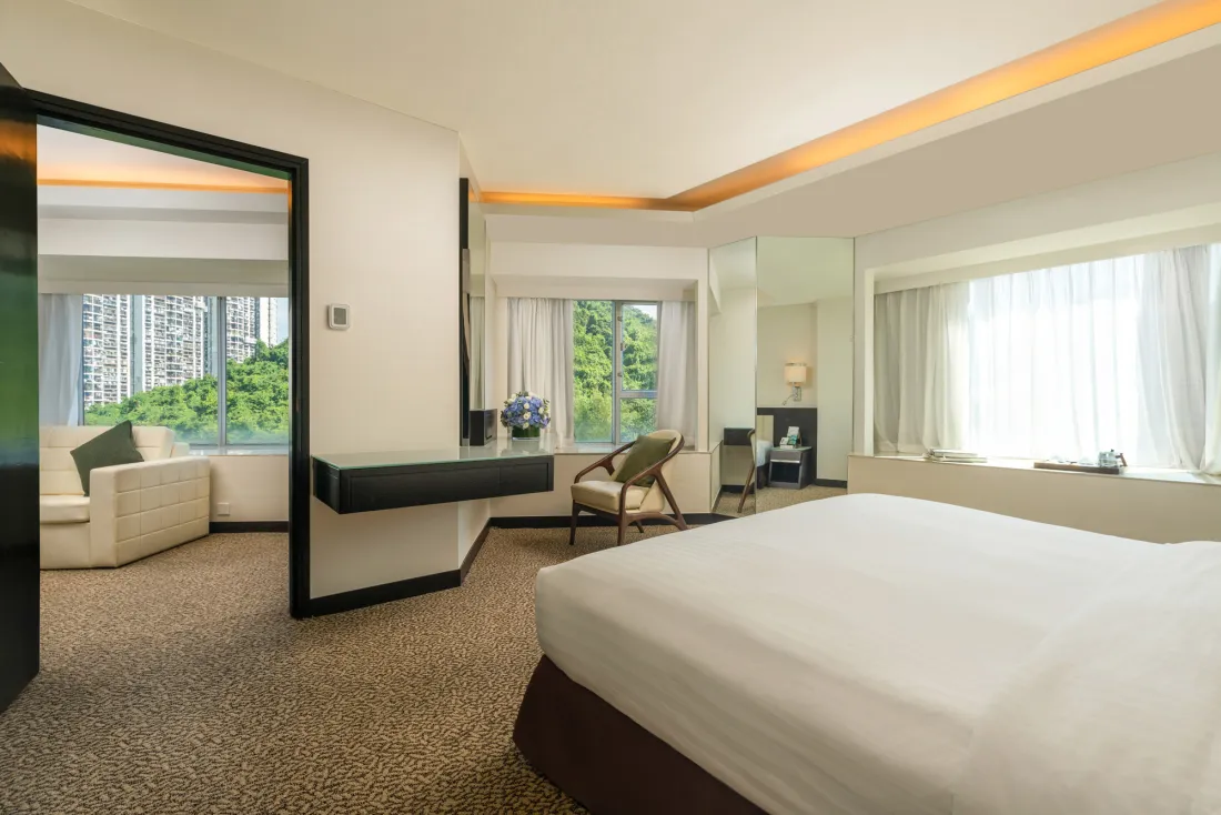  Executive-Suite-bedroom.jpg 