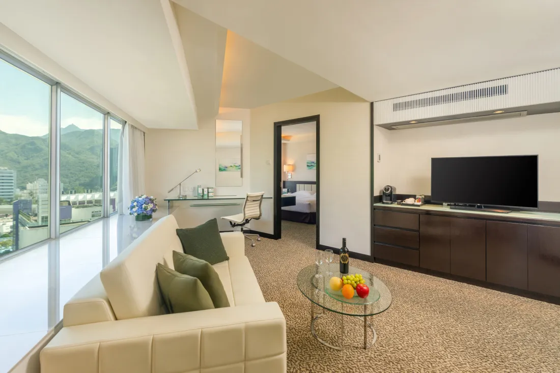  Executive-Suite-bedroom.jpg 